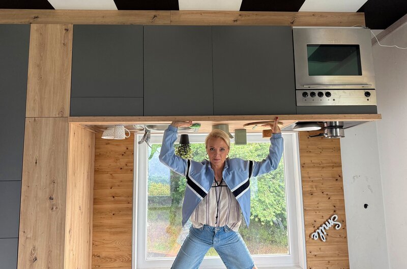 Anna Lena Dörr im „Haus steht Kopf“ am Bostalsee. – Bild: SWR/​Rolf Stephan