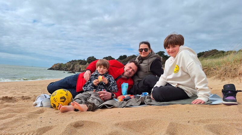 Familie Baumeister am Strand Plage des Jaunais, in Saint-Nazaire am Atlantik, südlich der Bretagne. – Bild: WDR/​Sagamedia Film- Fernsehprodu /​ WDR Kommunikation/​Redaktion Bild