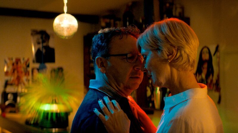 Ryszard (Zbigniew Zamachowski) und Helga (Ulrike Willenbacher). Weiteres Bildmaterial finden Sie unter www.br-foto.de. – Bild: BR/​BerghausWöbke Filmproduktion GmbH/​Vega Film AG