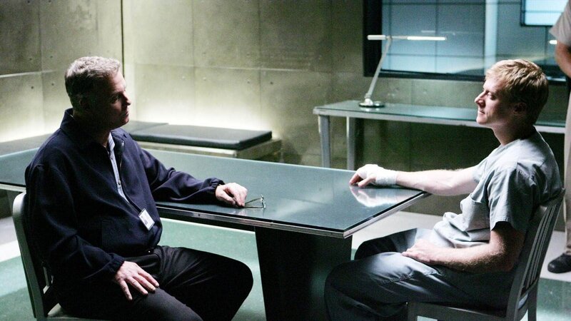 Als zwei Jungen vermisst werden, muss sich der für seine pädophilen Neigungen bekannte Carl Fisher (Alan Tudyk, re.) den Fragen des CSI-Ermittlers Gil Grissom (William Petersen) stellen. – Bild: MG RTL D /​ CBS
