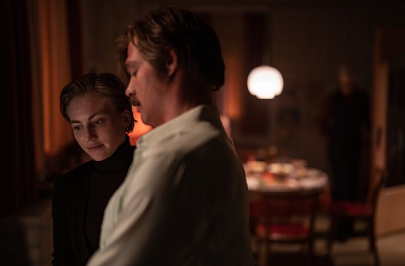 Christel (Katja Riemann, im Hintergrund) besucht Ulla (Elisa Schlott) und Tommy (David Schütter). – Bild: WDR/​UFA Fiction/​Martin Valentin Menke