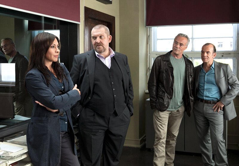 Die Hauptkommissare Eva Saalfeld (Simone Thomalla, links) und Andreas Keppler (Martin Wuttke, rechts) verabschieden sich von ihren Kölner Kollegen Freddy Schenk (Dietmar Bär, 2.v.l.) und Max Ballauf (Klaus J. Behrendt, 2.v.r.) – Bild: MDR/​Junghans