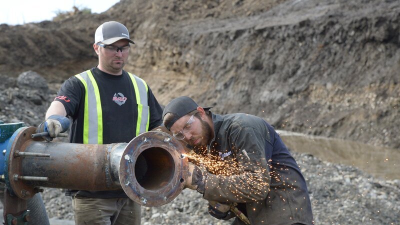 Mitch and Ty working on Thawminator – Bild: Raw TV