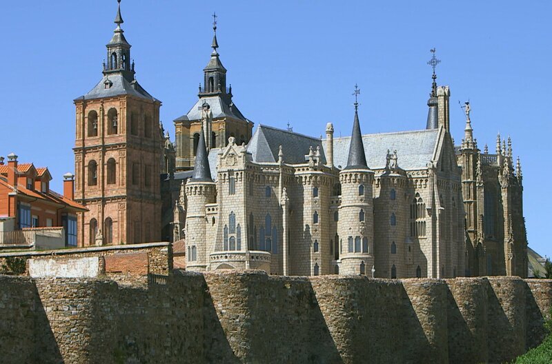 Der Bischofspalast von Astorga ist eines von nur drei Bauwerken, die der berühmte Architekt Antoni Gaudí außerhalb Kataloniens verwirklicht hat. – Bild: Elephant Doc