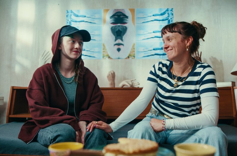 Ilama (Janne Pauline Böhm, li.) wollte eigentlich nur zwei Wochen lang die Blumen ihrer Freundin Franzi (Melisa Melek Özel, re.) gießen …  – Bild: SWR/​Filmakademie Baden-Württemberg/​Johan Schwarzkopf