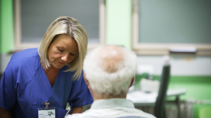 Landshut-Achdorf – das Krankenhauspersonal behandelt einen Mann, der von einer Hornisse gestochen wurde. – Bild: Warner Bros. Discovery