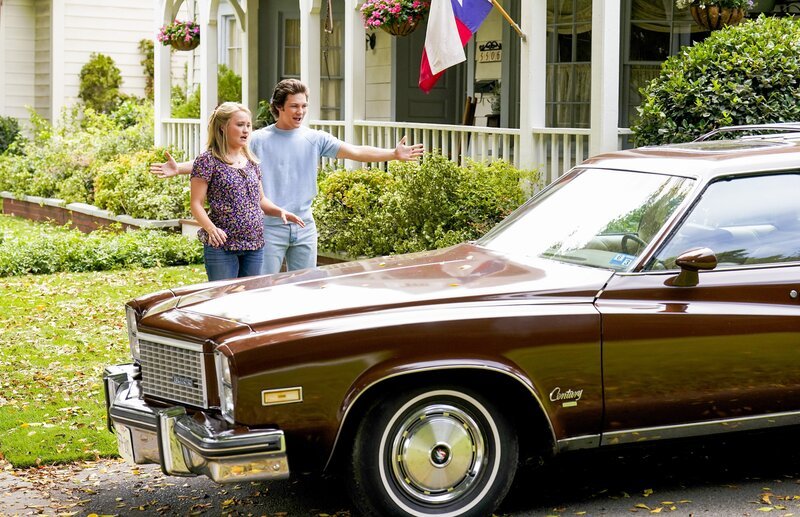 Mandy (Emily Osment, l.); Georgie Cooper (Montana Jordan, r.) – Bild: ORF/​PRO7/​Warner/​Robert Voets