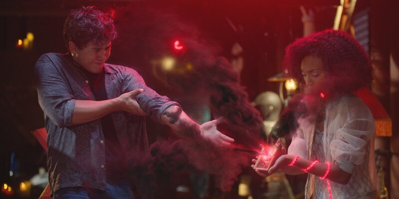 Cece (Hailey Romain) entzieht Bash (Lance West) die magischen Mystic-Kräfte, die er von Jade absorbiert hatte. Damit hofft Cece, stark genug zu sein, um mit Bash aus der Mystic-Krypta zu fliehen, in die Jade sie eingesperrt hatte. – Bild: Cottonwood Media – ZDF