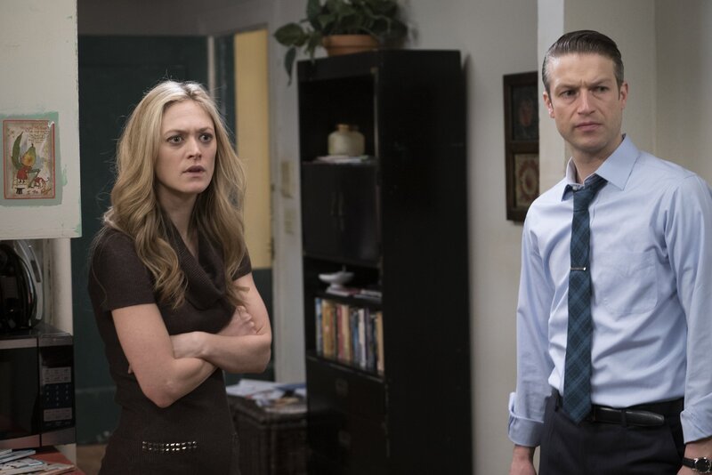 Ist außer sich vor Wut, als sie erfährt, dass ihr Verlobter Sex mit seiner Bewährungshelferin hatte: Bella Carisi (Marin Ireland, l.). Ihr Bruder Dominick (Peter Scanavino, r.) steht jedoch auf der Seite ihres Verlobten … – Bild: NBC /​ Michael Parmelee/​NBC /​ NBCUniversal Media, LLC.