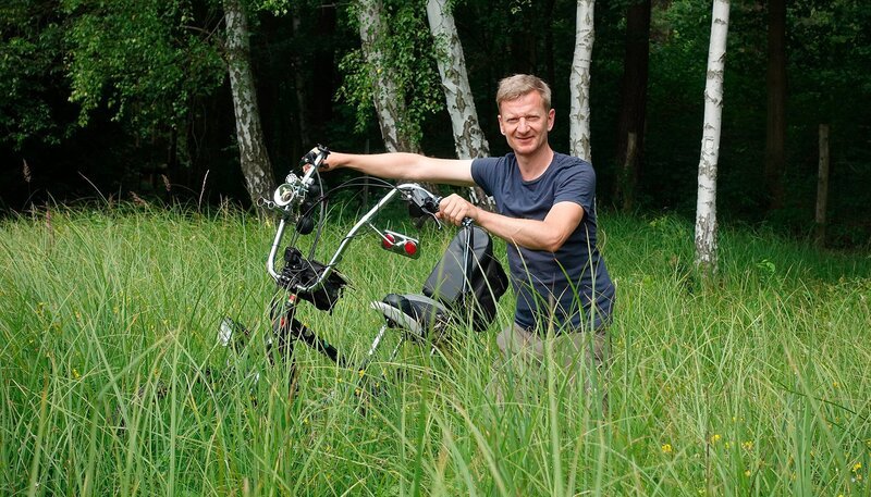 Auf fast 400 Kilometern muss Kessler sich nicht nur über Stock und Stein und durch den märkischen Sand kämpfen, sondern auch Seen, Flüsse und Kanäle durchqueren: Dafür schnallt er sein Fahrrad auf zwei gelebe Schwimmkörper und tauscht das Laufrad gegen eine Schiffsschraube. – Michael Kessler im Briesetaler Sumpf – Bild: rbb/​Roland Albrecht
