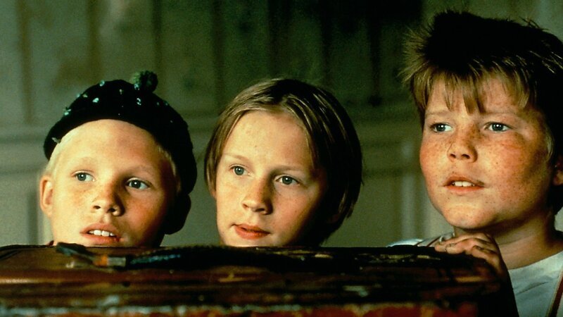 Die Mitglieder der „Roten Rose“: Jonte (Johan Stattin, l.), Benke (Bobo Steneby, M.) und Sixten (Victor Sandberg) lauern Kalle und seinen Freunden auf. – Bild: ZDF