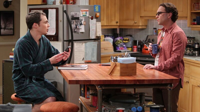 L-R: Sheldon Cooper (Jim Parsons), Leonard Hofstadter (Johnny Galecki) – Bild: MAX Hungary