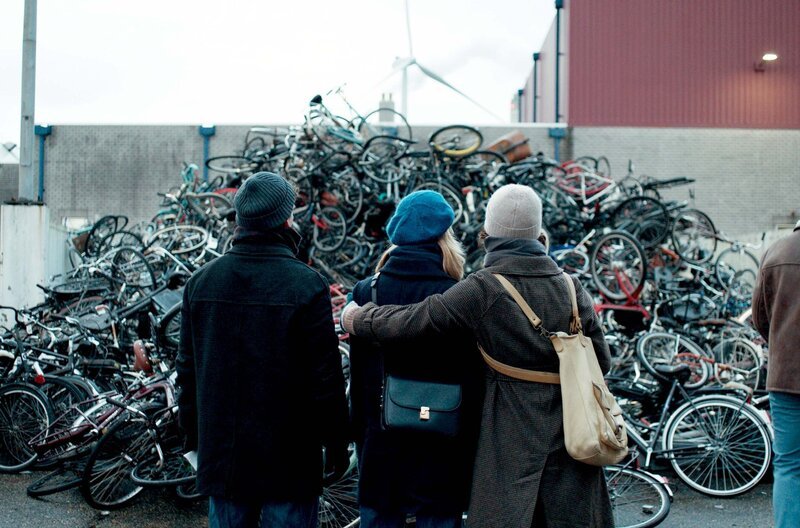 Als öffentliches Zeichen ihrer Unterdrückung müssen Juden in Amsterdam ihre Fahrräder abgeben. – Bild: Anne Wilk/​Mark de Blok/​Reiner Bajo