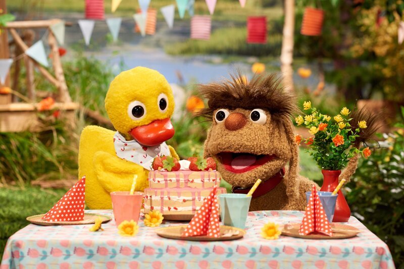 Schnatterinchen und Moppi bereiten eine Überraschung für Pittiplatsch vor. – Bild: rbb/​Trikk17