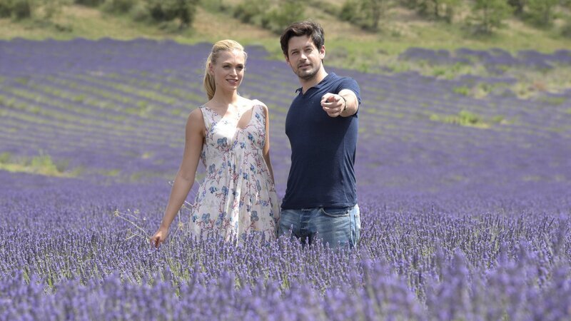 Charlotte Conrad (Julie Engelbrecht, l.) und André (Bruno Bruni, r.) sind immer wieder fasziniert von der schönen Umgebung und ihren gemeinsamen Kindheitserinnerungen. – Bild: 3sat