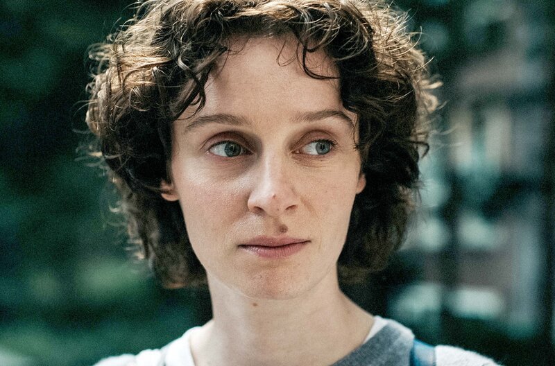 „So viel Ehrgeiz, dennoch nichts zustande gebracht“, so beschreibt Julius Spier seine Patientin Etty (Julia Windischbauer) bei einem Vortrag. Was er nicht weiß: Diese war ebenfalls unter den Zuhörern. – Bild: Anne Wilk/​Mark de Blok/​Reiner Bajo