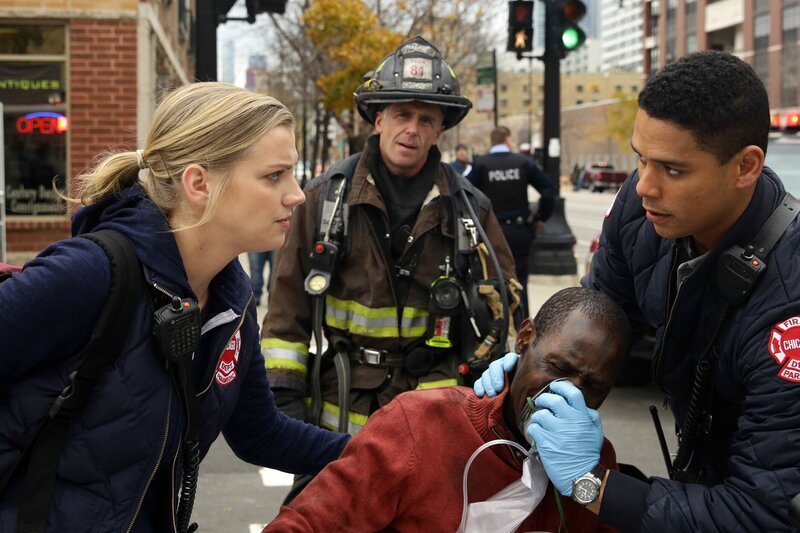 (l-r) Kara Killmer as Sylvie Brett, David Eigenberg as Christopher Herrmann, Charlie Barnett as Peter Mills – Bild: NBCUniversal Media, LLC/​UNIVERSAL CHANNEL