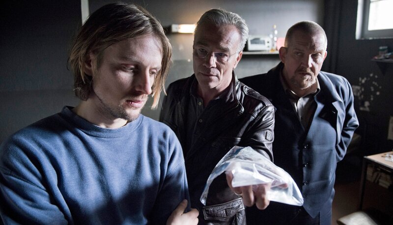 Sein Zellennachbar Sergej Rowitsch wurde ermordet. Die Kommissare Max Ballauf (Klaus J. Behrendt) und Freddy Schenk (Dietmar Bär, r) konfrontieren ihn mit der Mordwaffe. – Bild: WDR/​Martin Valentin Menke