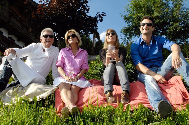 (v.li.): Heinz Marecek (Hannes Kofler), Andrea L’Arronge (Gräfin Schönberg), Kristina Sprenger (Karin Kofler), Jakob Seeböck (Lukas Roither). – Bild: ORF 1