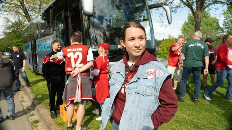 Reporterin Lena Reidt (vorne Mitte) taucht in die Fanszene der Offenacher Kickers ein um zu verstehen, warum die Liebe zu einem Verein derart groß ist und was es für den Alltag bedeutet. – Bild: HR