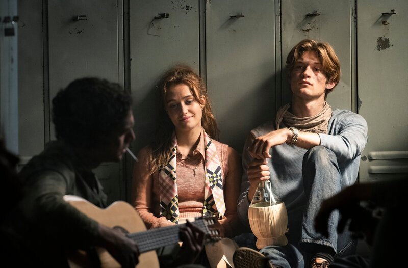 Winne (Damian Hardung, r.) und Gabriela (Rocío Lutz, Mitte) feiern mit Matteo (Valerio Morigi) und den anderen Gastarbeitern. – Bild: WDR/​UFA Fiction/​Martin Valentin Menke