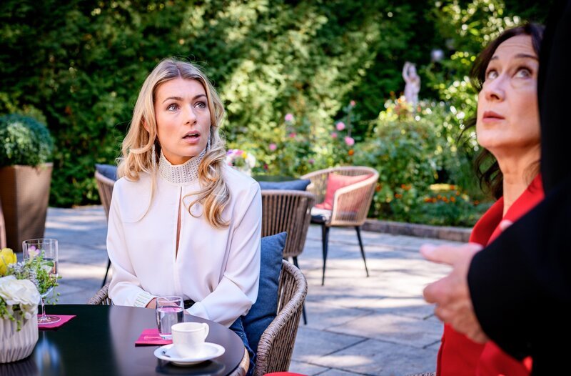 Sophia (Krista Birkner, M.) erzählt Larissa (Anna Karolin Berger, l.) von ihrer Idee, wie sie Christoph näherkommen kann, als plötzlich Alfons dazu kommt. – Bild: ORF/​ARD/​Christof Arnold