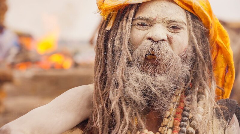 In der heiligen Stadt Varanasi bewerfen sich die Menschen während der Holi Feierlichkeiten nicht nur mit Farbpulver, sondern auch mit Asche. – Bild: 3sat