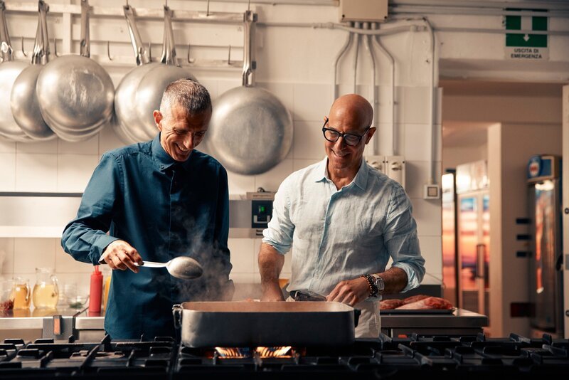 Stanley Tucci in der Küche des „Da Tonino“ mit Giuseppe Bertoleoni, dem Thronfolger von Tavolara. – Bild: Matt Holyoak /​ National Geographic