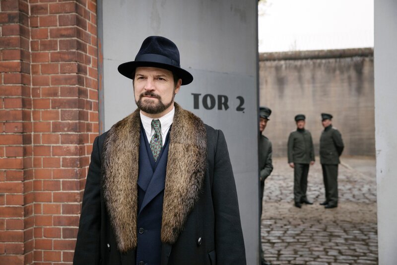 Misel Maticevic als der Armenier – Bild: Frédéric Batier/​X Filme Creative Pool GmbH/​ARD Degeto Film GmbH/​Sky Deutschland/​WDR/​Beta Film GmbH