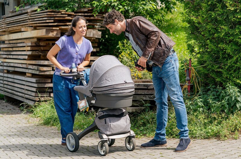 Lars (Kai Albrecht) begegnet zufällig Sophie (Janina Flieger) auf dem Fallerhof, ohne zu wissen, dass die sich von Constantin getrennt hat. Und Sophie weiß nicht, wie oder ob sie Lars die Wahrheit über Konrad sagen soll. – Bild: SWR/​Christian Koch
