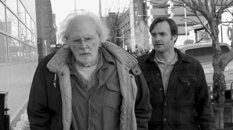 Woody Grant (Bruce Dern, li.) ist der Meinung, einen Millionengewinn gemacht zu haben. Sein Sohn David (Will Forte) versucht ihm klarzumachen, dass er einem Schwindel aufgesessen ist. (Lizenzzeit bis 30.06.2026) – Bild: rbb/​Paramount Pictures