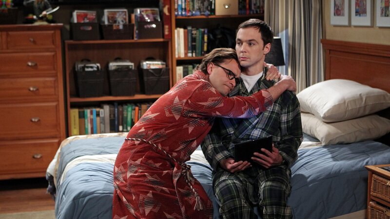 L-R: Leonard Hofstadter (Johnny Galecki), Sheldon Cooper (Jim Parsons) – Bild: MAX Hungary