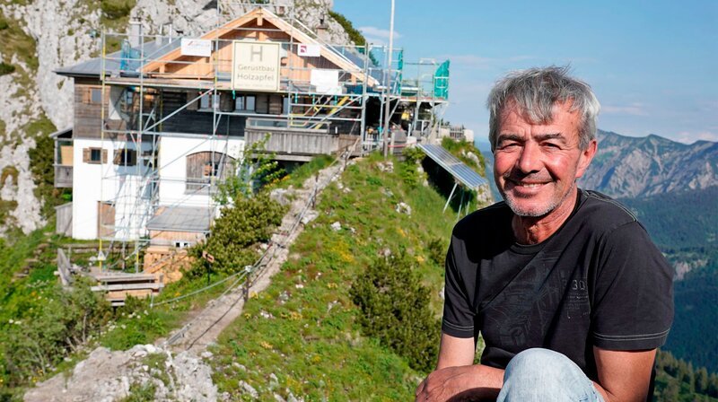 Michl Ludwig vor der Tegernseer Hütte. – Bild: BR/​Regina List