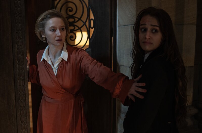 Margot (Anna Maria Mühe, l.) öffnet Gabriela (Rocío Luz) die Tür. – Bild: WDR/​UFA Fiction/​Martin Valentin Menke