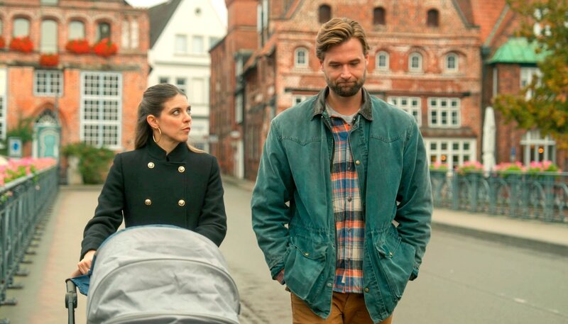 Valerie (Maike Johanna Reuter) hofft, Jonas von einer Anzeige abbringen zu können. Aber für Simon (Thore Lüthje) ist klar: er will ehrlich sein und die Schuld auf sich nehmen! – Bild: NDR