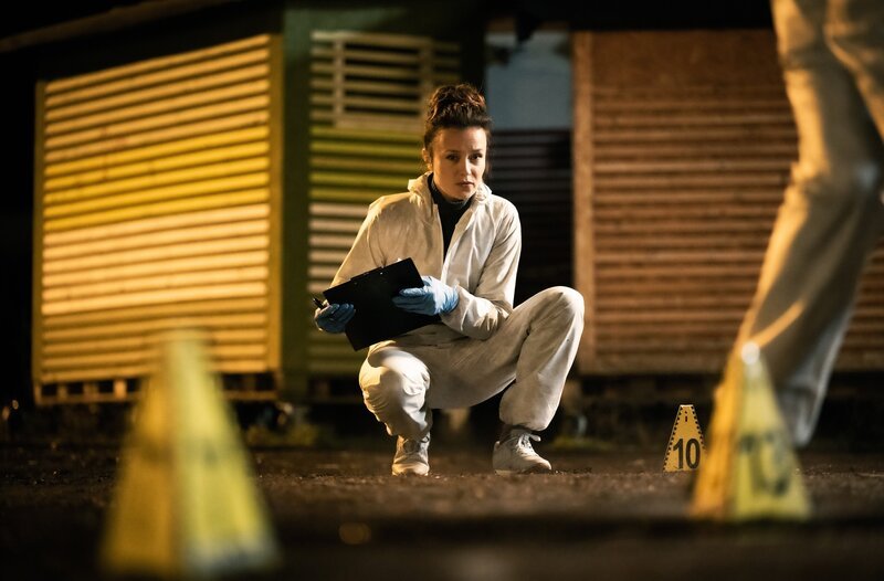 Spurensicherung am Tatort: Die KTUlerin Nicola Förster (Tinka Fürst) im Einsatz. Unter einer Brücke am Rhein wurde ein Mann überfahren. – Bild: ORF/​WDR/​Martin Valentin Menke