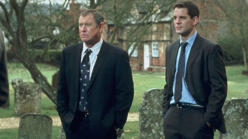 Inspector Barnaby (John Nettles, l.) und Sergeant Scott (John Hopkins, r.) ermitteln in rätselhaften, grausamen Mordfällen im Dorf Midsomer Parva. – Bild: ZDF und All 3 Media international