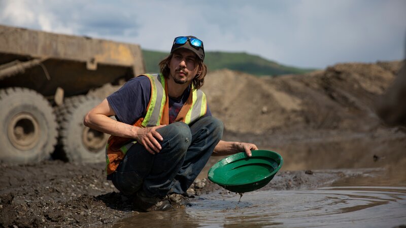 Parker Schnabel panning for gold. – Bild: Discovery Communications, LLC