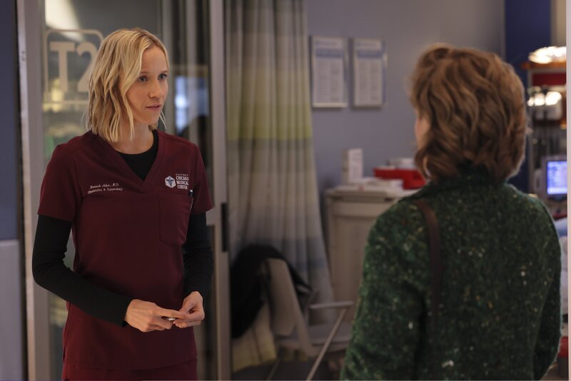 Chicago Med Staffel 10 Folge 10 Unerwarteter Besuch: Jessy Schram als Dr. Hannah Ashe, Erin Anderson als Lizzy Asher (von hinten). – Bild: SRF/​NBC Universal /​ NBC /​ George Burns Jr /​ Episodic /​ NBCUniversal Media, LLC