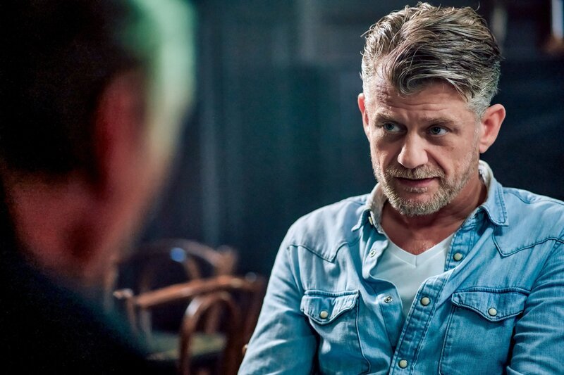 Niko (Andreas Guenther, r.) hört zu, während der ehemalige Kommissar Bollinger (Martin Brambach) über die Ermittlungen von damals berichtet. – Bild: ORF/​Mona Film/​Tivoli Film/​Philipp Brozsek