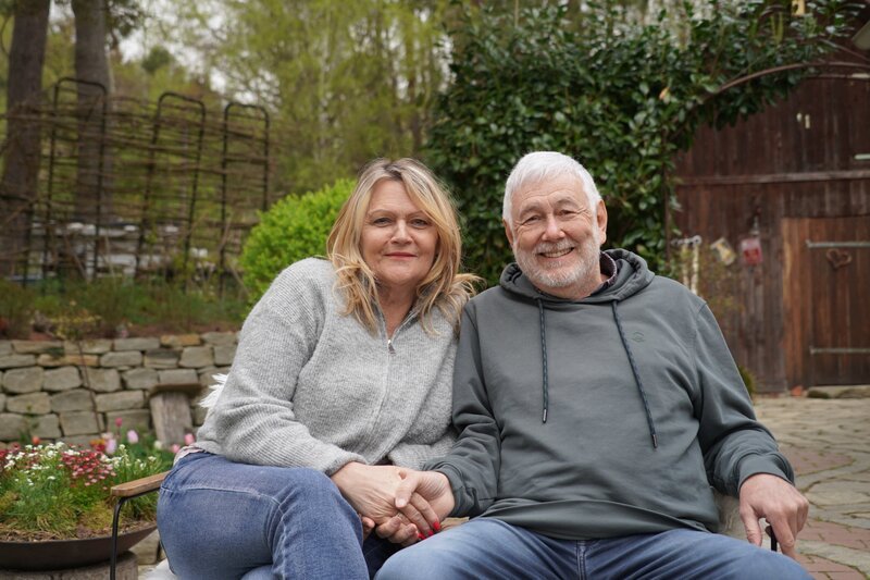 Der naturnahe Selbstversorgergarten von Karin und Walter Hopferwieser in Neuberg im Burgenland entstand aus einer einst steilen Wiese, die durch Terrassierung und Trockensteinmauern in ein vielseitiges Paradies verwandelt wurde. Auf 14.000 m² finden sich ein großer Schwimmteich, Hochbeete und viele botanische Raritäten. – Bild: Leopold Mayrhofer/​Natur im Garten