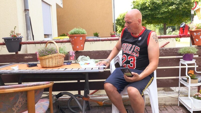 Im gelben Reihenhaus von Elvis und Katrin herrscht dicke Luft. Nachdem ein verstopfter Abfluss für eine Überschwemmung im Keller gesorgt hatte, kommt schon das nächste Problem auf die Großfamilie zu. Der achtfache Vater hat Post bekommen. Der Energieversorger hat ihn benachrichtigt, dass dem Haushalt Strom und Gas abgestellt werden soll. Dabei übernimmt doch eigentlich das Amt die Zahlungen. Elvis muss der Sache auf den Grund gehen, damit seine Familie bald nicht im Dunkeln sitzt. – Bild: RTLZWEI
