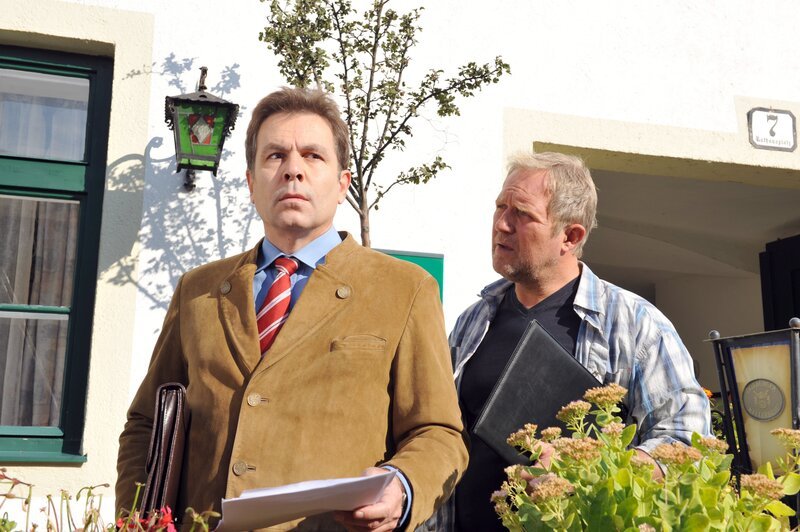v.li. Stefan Fleming (Georg Plattner), Harald Krassnitzer (Thomas Stickler). – Bild: ORF/​Hubert Mi