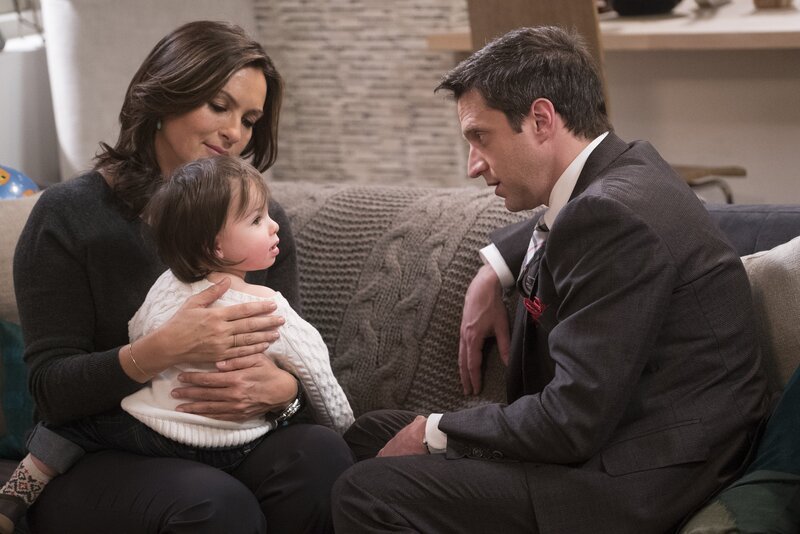 Olivia Benson (Mariska Hargitay), Noah (Bradley/​Skyler Dubow), Rafael Barba (Raúl Esparza, r.) – Bild: NBC /​ Michael Parmelee/​NBC /​ Episodic /​ NBCUniversal Media, LLC.