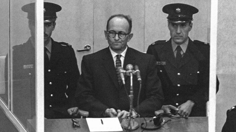 Adolf Eichmann (m.) – Bild: uklibscre /​ THE HISTORY CHANNEL /​ A+E Global Media