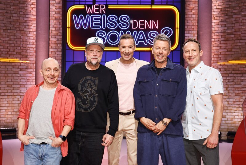 Moderator Kai Pflaume (M.) und seine Rateteam-Kapitäne Bernhard Hoëcker (l.) und Wotan Wilke Möhring (r.) begrüßen in dieser Sendung den Rapper, Musiker und Texter Smudo (2.v.l.) und den Hip-Hopper und Musiker Michael „Michi“ Beck (2.v.r.). Beide sind Mitglieder der Hip-Hop-Formation ‚Die Fantastischen Vier‘ (Fanta4). – Bild: ARD/​NDR/​UFA SHOW & FACTUAL/​Morris Mac Matzen