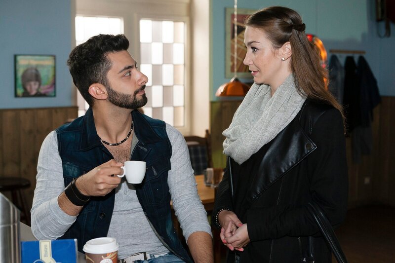 Can (Volkan Isbert) versetzt es einen Stich, dass Katjas (Anna-Katharina Samsel) neue Beziehung mit Daniel immer ernster wird. – Bild: RTL /​ Kai Schulz, K_ln