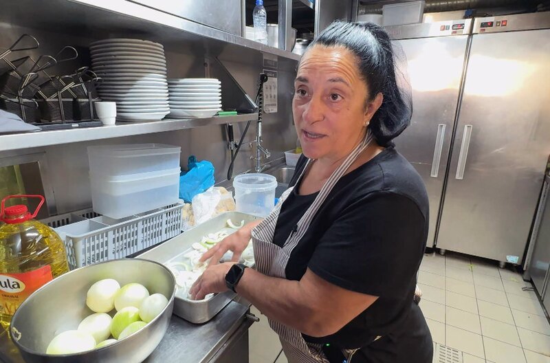 Küchenchefin Eugénia Gomes da Silva Tavares bereitet Bacalhau à Gomes de Sá zu. – Bild: Elephant Doc