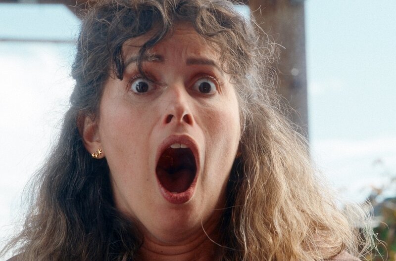 Mutter Sandrine (Baya Rehaz) bekommt Angst, als sie erkennt, dass Suzie in Lebensgefahr schwebt. – Bild: SWR/​Filmakademie Baden-Württemberg