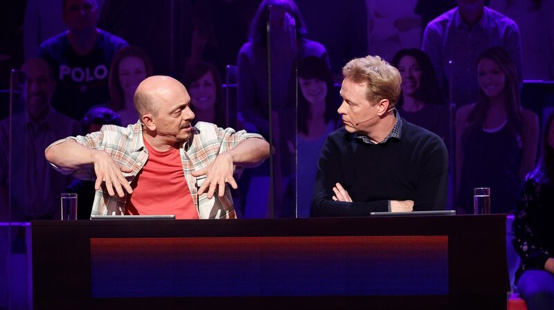 Rateteam-Kapitän Bernhard Hoëcker (l.) und der ehemalige Skispringer Dieter Thoma (r.) suchen gemeinsam nach der richtigen Antwort. – Bild: ARD/Morris Mac Matzen Rateteam-Kapitän Bernhard Hoëcker (l.) und der ehemalige Skispringer Dieter Thoma (r.) suchen gemeinsam nach der richtigen Antwort. – Bild: ARD/Morris Mac Matzen